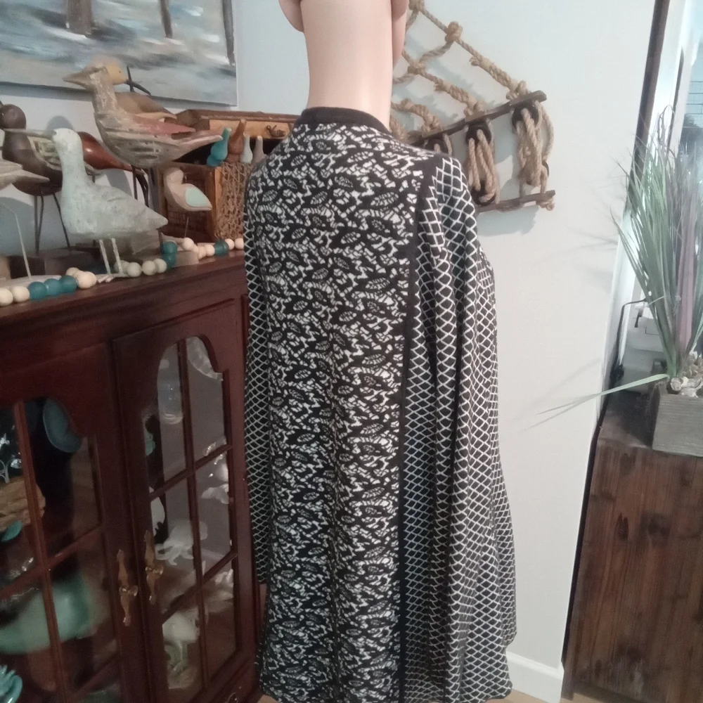 2-$10... Belldini Sz XL Black and White Patterned Open Front Waterfall Cardigan